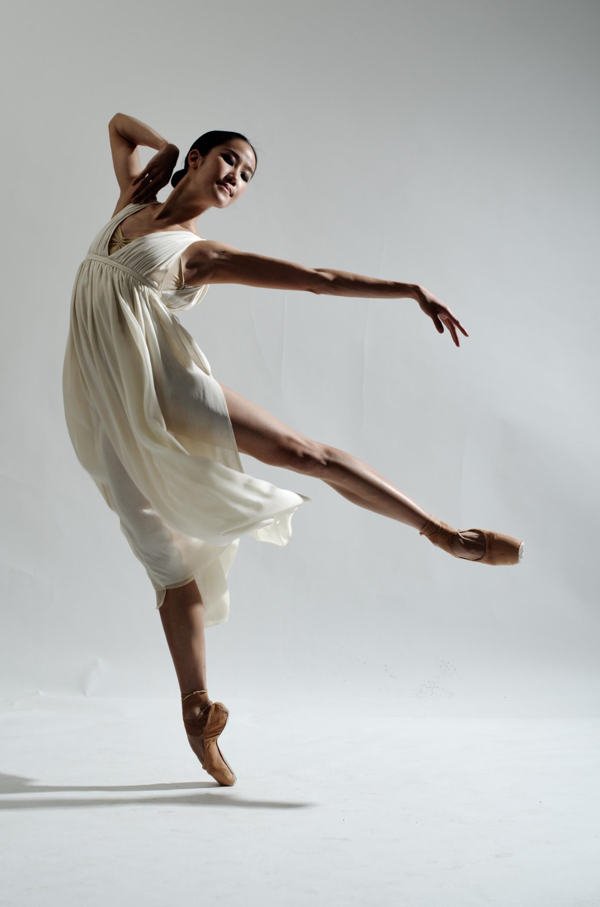 Pornpim Karchai en pointe in a flowing ivory dress